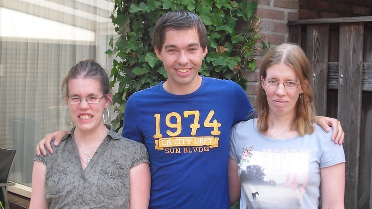 Hans Tholen met zijn zussen