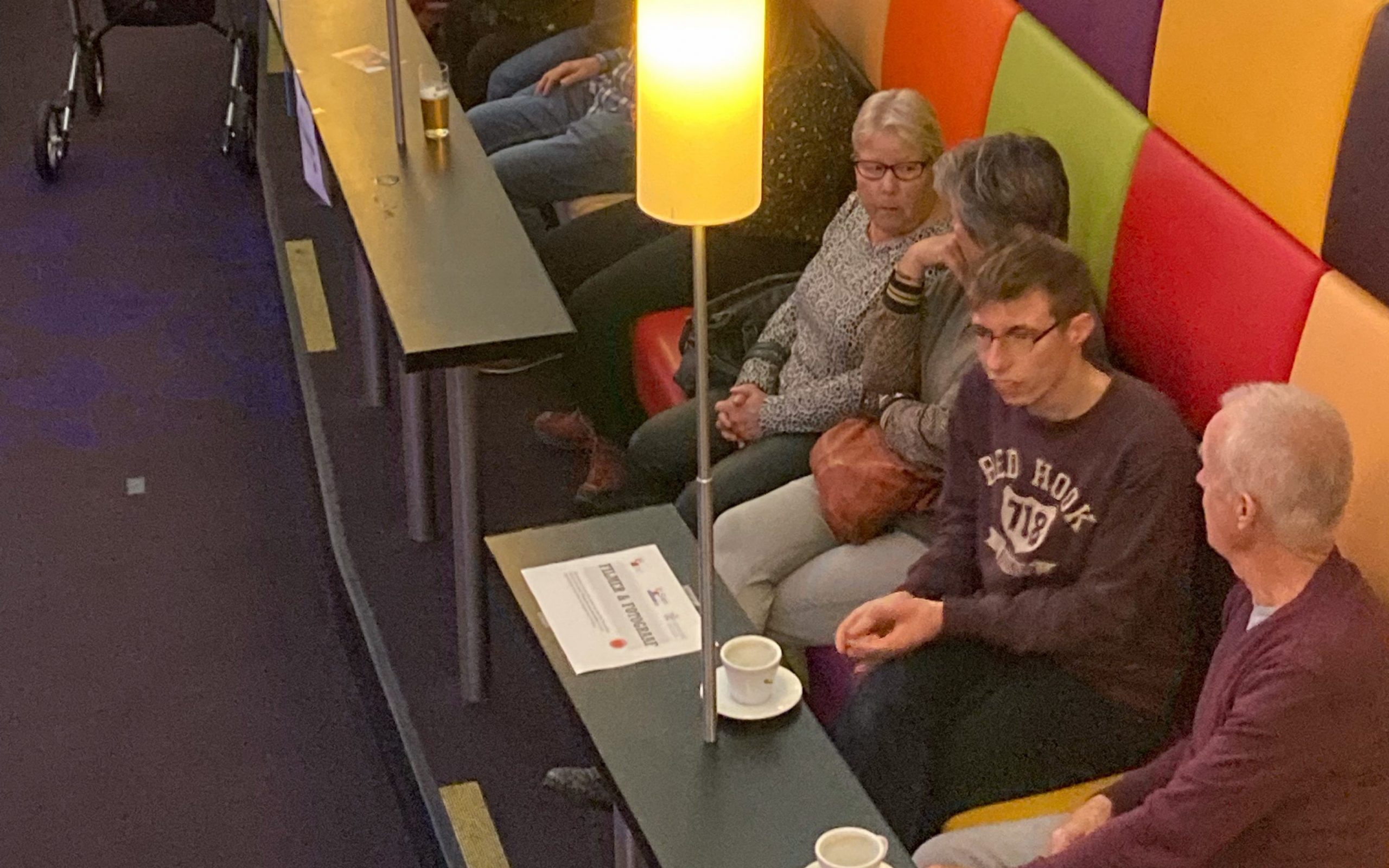 wachten op de voorstelling in de foyer van theater De Schalm